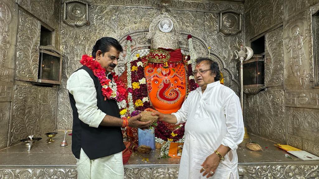 iShankarLalwani's tweet photo. माननीय प्रधानमंत्री श्री @narendramodi जी के नेतृत्व में तीसरी बार एनडीए की सरकार बनने जा रही है।

इंदौर लोकसभा क्षेत्र से पुनः भाजपा प्रत्याशी चुने जाने पर खजराना में भगवान श्री गणेश के दर्शन किए और आशीर्वाद प्राप्त किया। https://t.co/rHHcMB16tV
