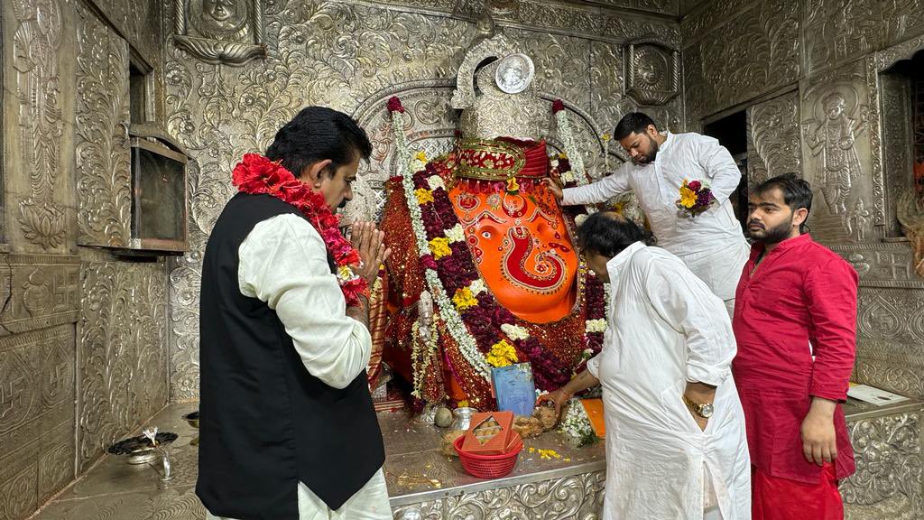 iShankarLalwani's tweet photo. माननीय प्रधानमंत्री श्री @narendramodi जी के नेतृत्व में तीसरी बार एनडीए की सरकार बनने जा रही है।

इंदौर लोकसभा क्षेत्र से पुनः भाजपा प्रत्याशी चुने जाने पर खजराना में भगवान श्री गणेश के दर्शन किए और आशीर्वाद प्राप्त किया। https://t.co/rHHcMB16tV