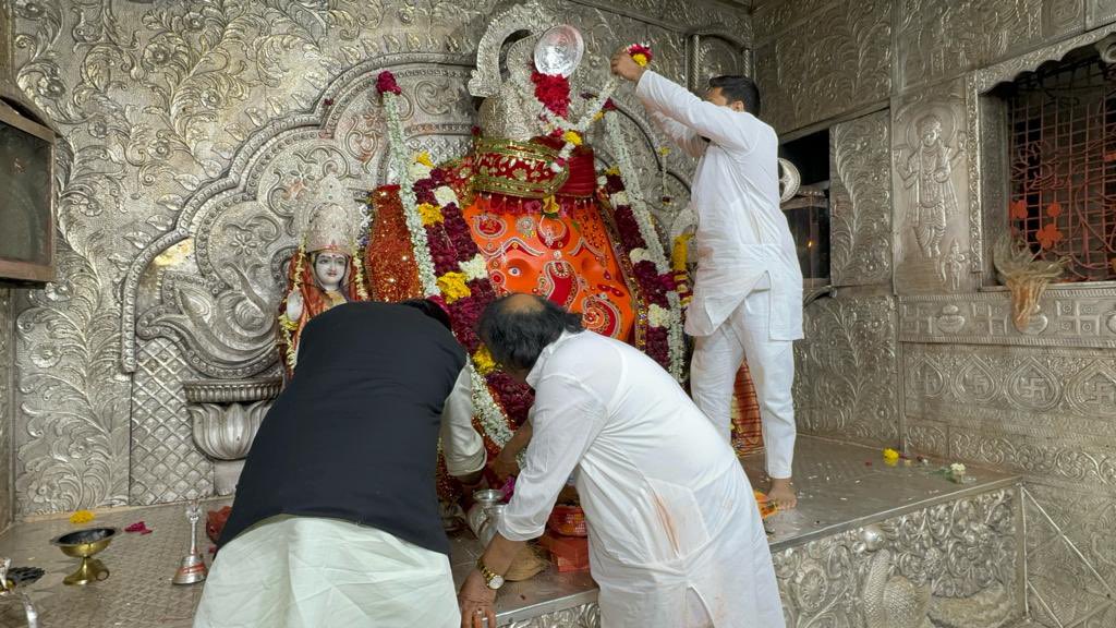 iShankarLalwani's tweet photo. माननीय प्रधानमंत्री श्री @narendramodi जी के नेतृत्व में तीसरी बार एनडीए की सरकार बनने जा रही है।

इंदौर लोकसभा क्षेत्र से पुनः भाजपा प्रत्याशी चुने जाने पर खजराना में भगवान श्री गणेश के दर्शन किए और आशीर्वाद प्राप्त किया। https://t.co/rHHcMB16tV