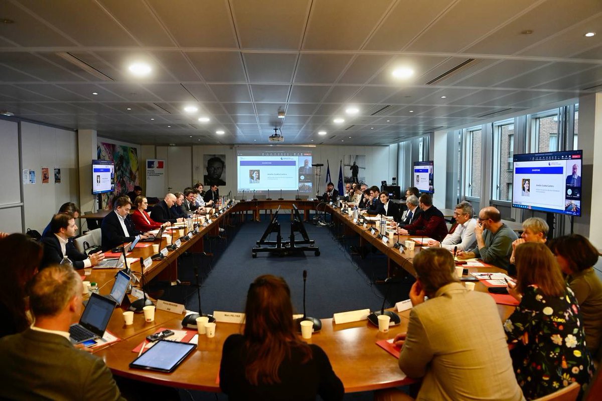 AOC1978's tweet photo. Fière de lancer officiellement les travaux de l’Observatoire national du sport 📊

Avec l’élan des Jeux de #Paris2024 et de la Grande cause nationale, ce tout nouvel observatoire fournira aux décideurs publics, au mouvement sportif, aux acteurs économiques et au grand public une information régulière sur l’évolution des activités physiques et sportives et sur l’efficacité de nos politiques publiques.

Un comité de pilotage pluridisciplinaire présidé par @AugustinVicard, directeur de l’@injep, accompagné d’un conseil scientifique, présidé par Wladimir Andreff et fort de nombreux universitaires issus de tous les territoires, va initier dès à présent 2 groupes de travail pour mettre au point :

➡️ un baromètre annuel des emplois dans le sport 
➡️ un portail de données sport territorialisé en open data.

Cet observatoire sera un lieu de partage d’expertises et d’échanges, avec des analyses au plus près des réalités vécues par les acteurs de terrain, et un outil précieux au service de l’évaluation et donc du progrès de l’action publique. 

Merci à tous ses membres !