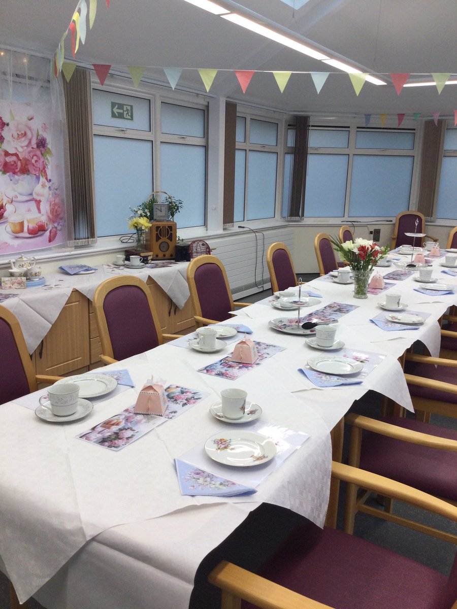 Today in Nutrition and Hydration week was our afternoon tea with a ‘Vintage theme’ . Patients and visitors enjoyed a 40’s inspired tea with vintage music and artifices to enhance the theme . @SomersetFT @nicolamayer @normacoombes#teacakeandsocialinteraction