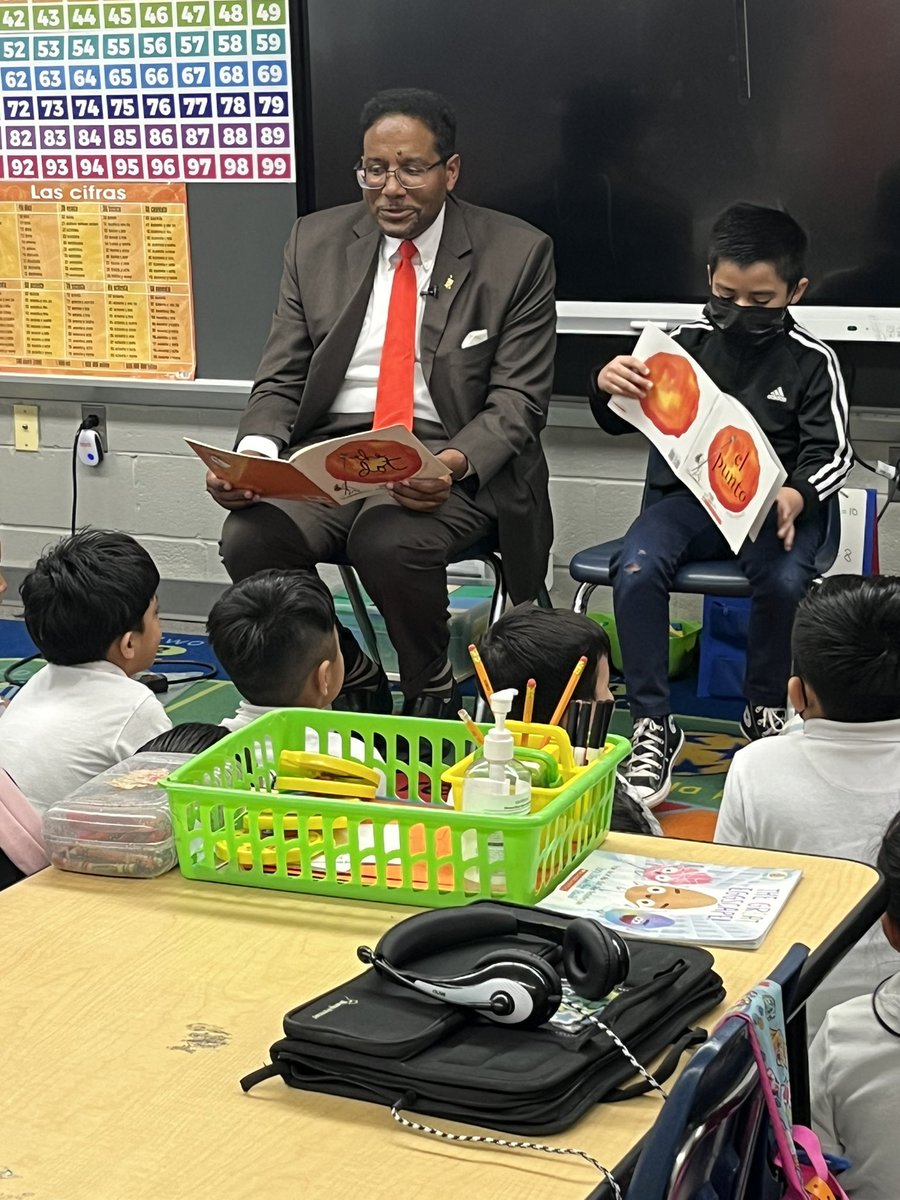 It’s a special day when our students at Cool Spring are treated to a bilingual read aloud with President Pines from UMD and one of our students! Thanks for visiting President Pines!