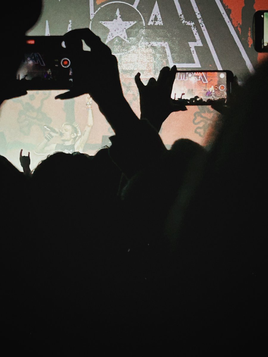 fay7_7's tweet photo. @Sum41 love you https://t.co/GFHYrp5uCa
