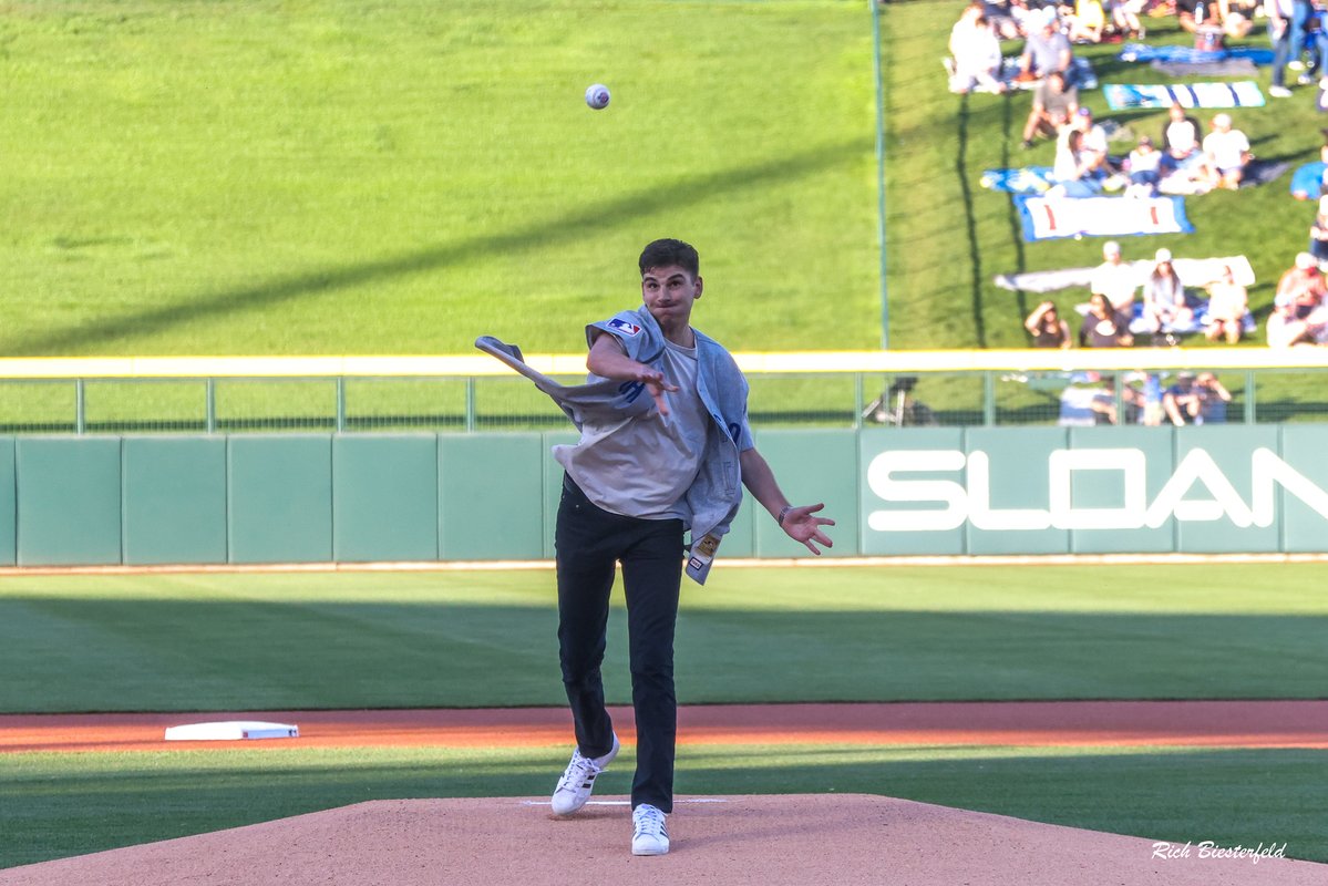 biest22's tweet photo. Former @Cubs great Ron Santo was honored before Tuesday night's game by being inducted into the Cactus League Hall of Fame. The Santo family was on the field and Ron's grandson Sam threw out the first pitch! #Cubs #RonSanto #CactusLeageHallofFame #ST2K24 https://t.co/sKAJT3lefW