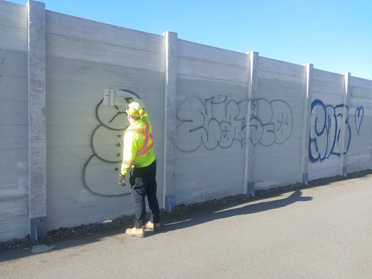 Spring weather has arrived early on south #VanIsle. Sunny & dry weather brings out graffiti artists, keeping our crew busy painting #BCHwy cement sound walls & overpasses.
#Spring
#Graffiti
#ServiceArea1
#TeamEmcon