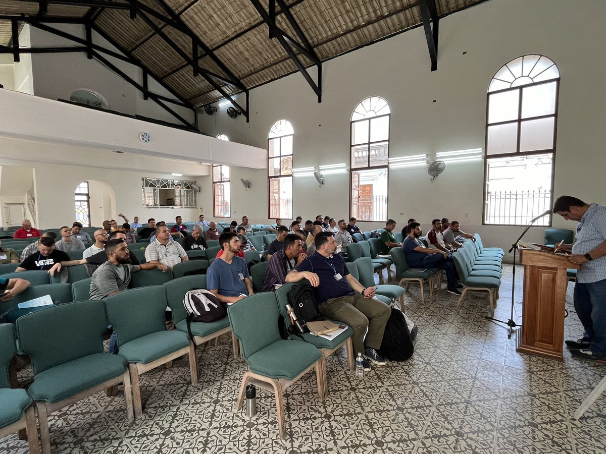 PsAndyQuesada's tweet photo. Comenzamos hoy nuestro Taller en Exposición Bíblica en Santa Clara!! Un grupo de pastores, misioneros y maestros de la Biblia aprendiendo juntos a manejar con precisión la Palabra de verdad. 2Tim. 2.15 @PredicaFiel https://t.co/rCdVgwUuiV