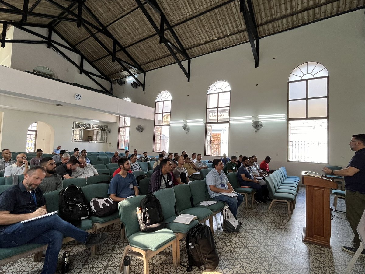 PsAndyQuesada's tweet photo. Comenzamos hoy nuestro Taller en Exposición Bíblica en Santa Clara!! Un grupo de pastores, misioneros y maestros de la Biblia aprendiendo juntos a manejar con precisión la Palabra de verdad. 2Tim. 2.15 @PredicaFiel https://t.co/rCdVgwUuiV