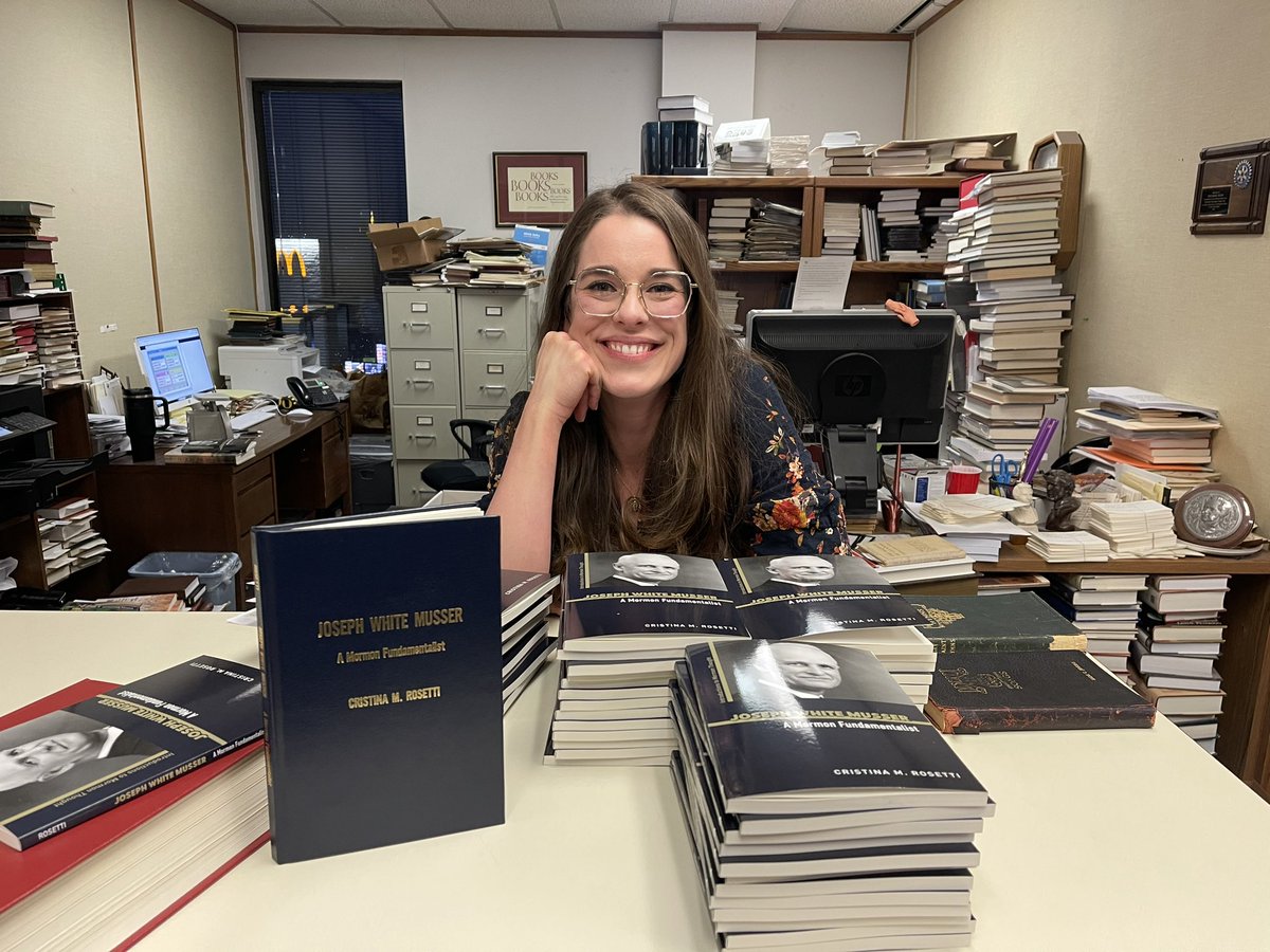 CristinaMartaG's tweet photo. My family’s first time at Benchmark Books. The perfect end to an era. https://t.co/jxAaJn6PlC