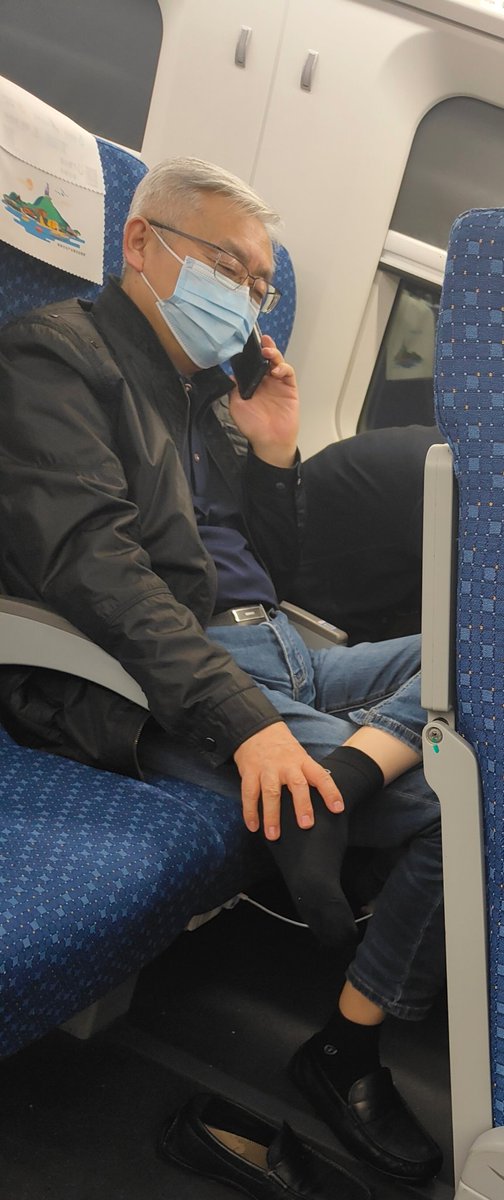 偶尔坐坐动车也挺好，这大爷1米8，23。