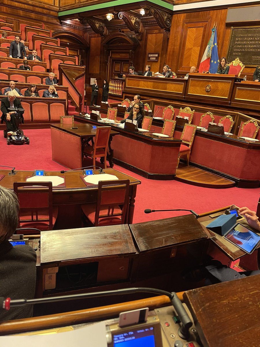 Tanto ci teneva la #Lega all’emendamento sul terzo mandato che #Salvini e #Calderoli non erano nemmeno in aula a votarlo.