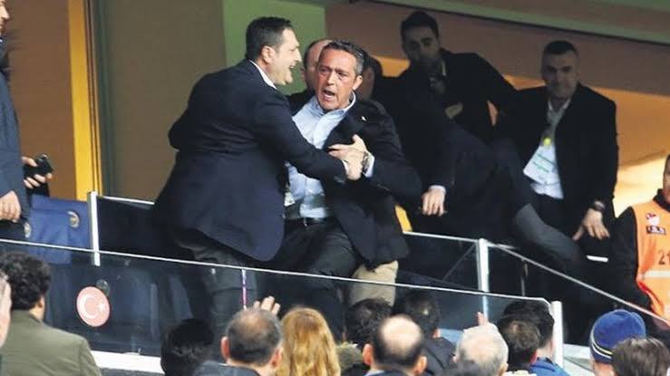 #AliKoç dede parasıyla yüzmilyonlar saçıp 6yıl şampiyon olamayınca ruhi bunalıma girip yine saçmalamış.

2018'de yazmıştım: çirkin adetleriyle meşhur yatılı Harrow mektebinde İngilizlerin altında kalmış, ezik, iş aleminde beceriksiz bilinen, şımarık zengin çocuğundan cacık olmaz.