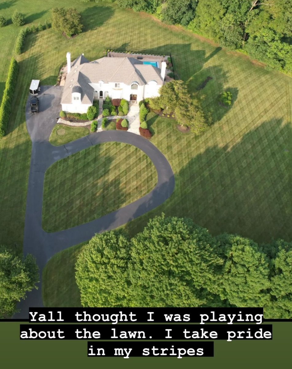 PHLEaglesNation's tweet image. Landon Dickerson flexes his lawn on his IG Story after yesterday’s “new lawnmower” comments: “Yall  thought I was playing about my lawn. I take pride in my stripes.”

😂😂😂😂😂