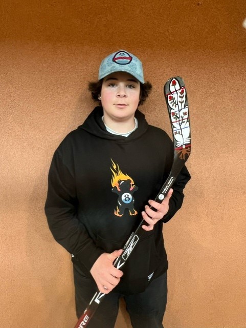 Congratulations to Kellen Fox of Matachewan First Nation - Kirkland Lake. 👏🎉

He is the winner of a unique hand-painted hockey stick. The artwork was created by Rosemarie McKenzie of Beausoleil First Nation. 

Congrats Kellen!

#LNHL2024 #LittleNHL