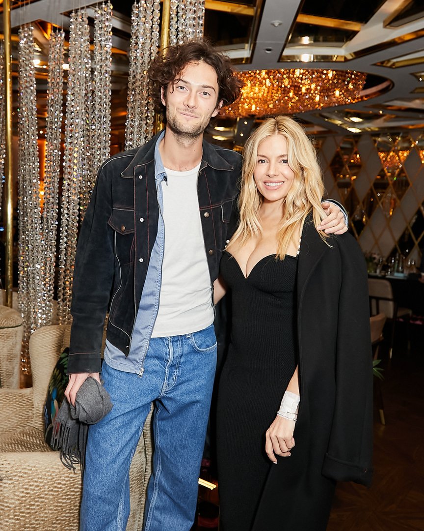 MetMayfair's tweet photo. Actress Sienna Miller and boyfriend Oli Green spotted at The Metropolitan Mayfair.

18+ | https://t.co/20aQeuObAW | https://t.co/B4P6K6pXCd

#mayfair #london #casinoslondon #mayfaircasinos #themetropolitan #themetmayfair #londonrestaurant #londonbars #luxurylondon #siennamiller https://t.co/kItycnX6VM