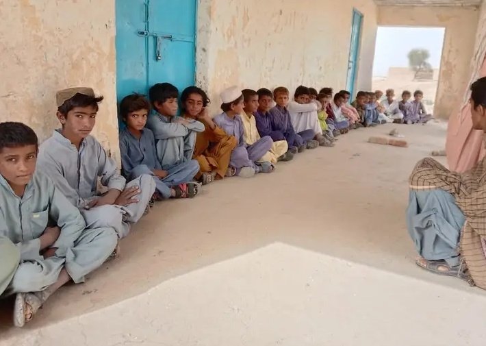 the school was closed for a long time, the children still came every day to wait for their teachers 💔💔

Hometown of <a href="/PakSarfrazbugti/">Sarfraz Bugti</a>
📍Sohri Darbar,Dera Bugti