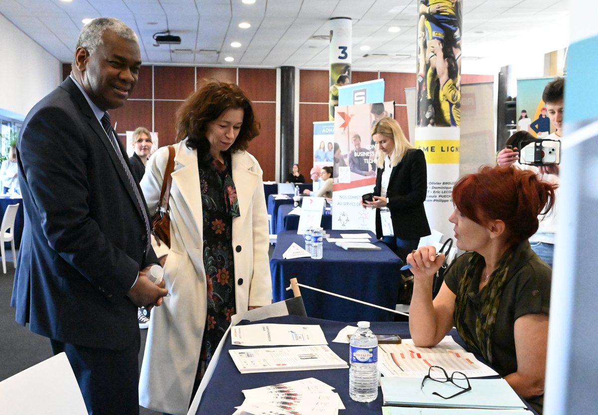 Prefet63's tweet photo. [#Emploi]

À l'initiative du Préfet et en étroite collaboration avec les partenaires de l'emploi, organisation d'un nouveau Forum de l'emploi au stade Marcel Michelin :

🤝 26 recruteurs

👥️400 chercheurs d'emploi

🎯 L'État s'engage pour atteindre le #PleinEmploi https://t.co/PsqleOo4Om