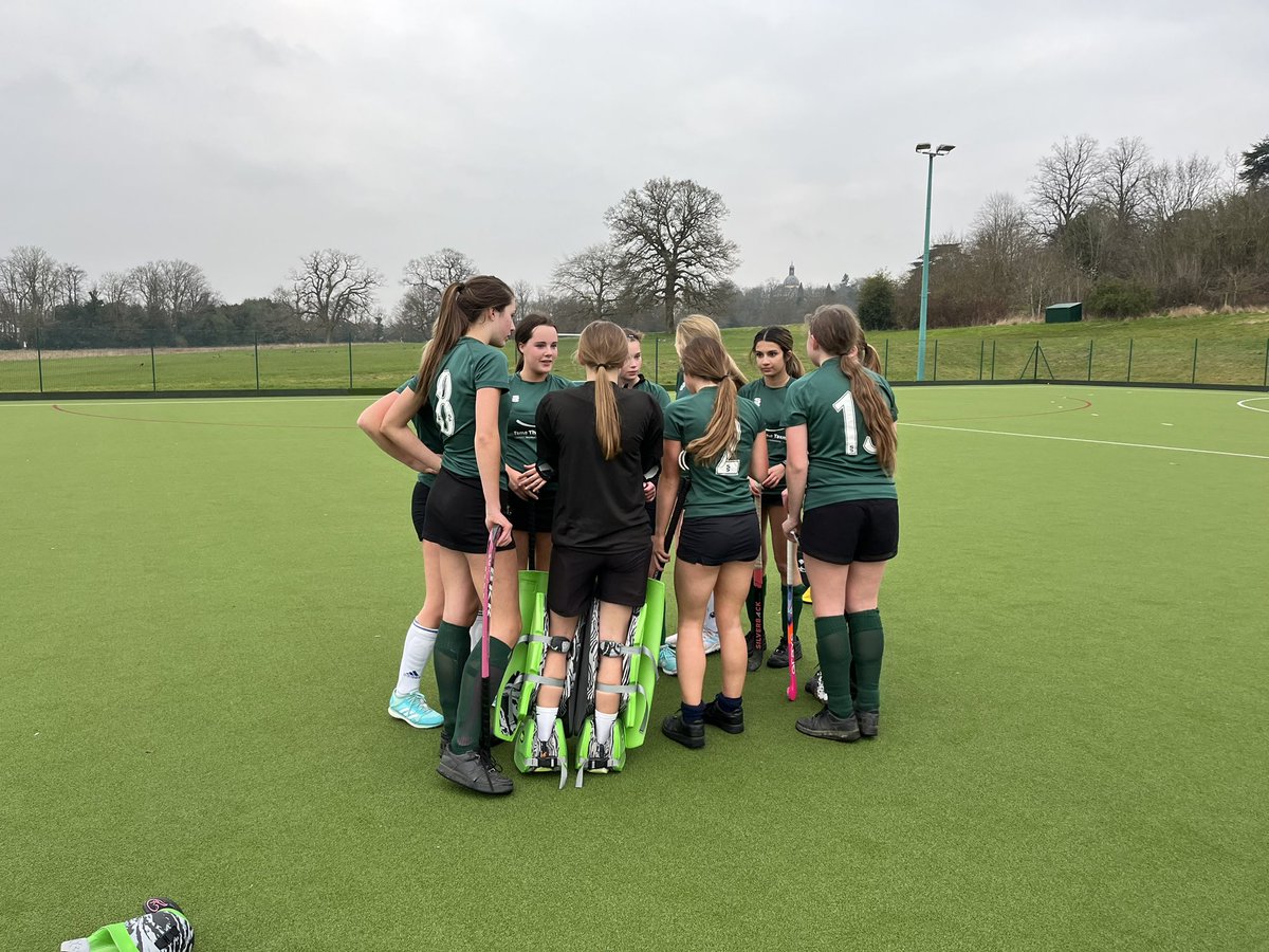 Despite a strong and much improved performance from the U16 girls hockey team, they lost to @FarnboroughHill 🏑some superb saves from Ellie in goal earn’t her POTM as well as some excellent attacking play from Kizzy who was also POTM👏🏻🌟