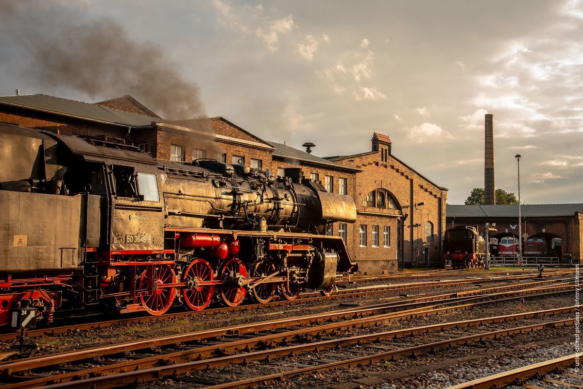 Voor een flinke dosis Eisenbahn-Nostalgie kun je terecht in het Sächsisches Eisenbahnmuseum in #Chemnitz, onderdeel van het complex 'Schauplatz Eisenbahn' met o.a. stoom- en diesellocomotieven en een miniatuurspoorbaan. 🚂 #DuitslandDichtbij