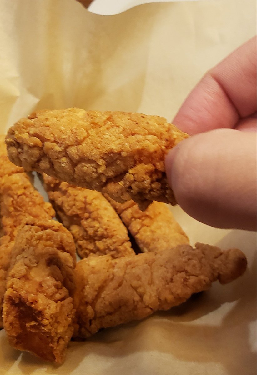 What you order vs what you get at <a href="/DennysCanada/">Denny's Canada</a> and they have the nerve to call them "premium chicken strips" - for over $15 mind you 😅