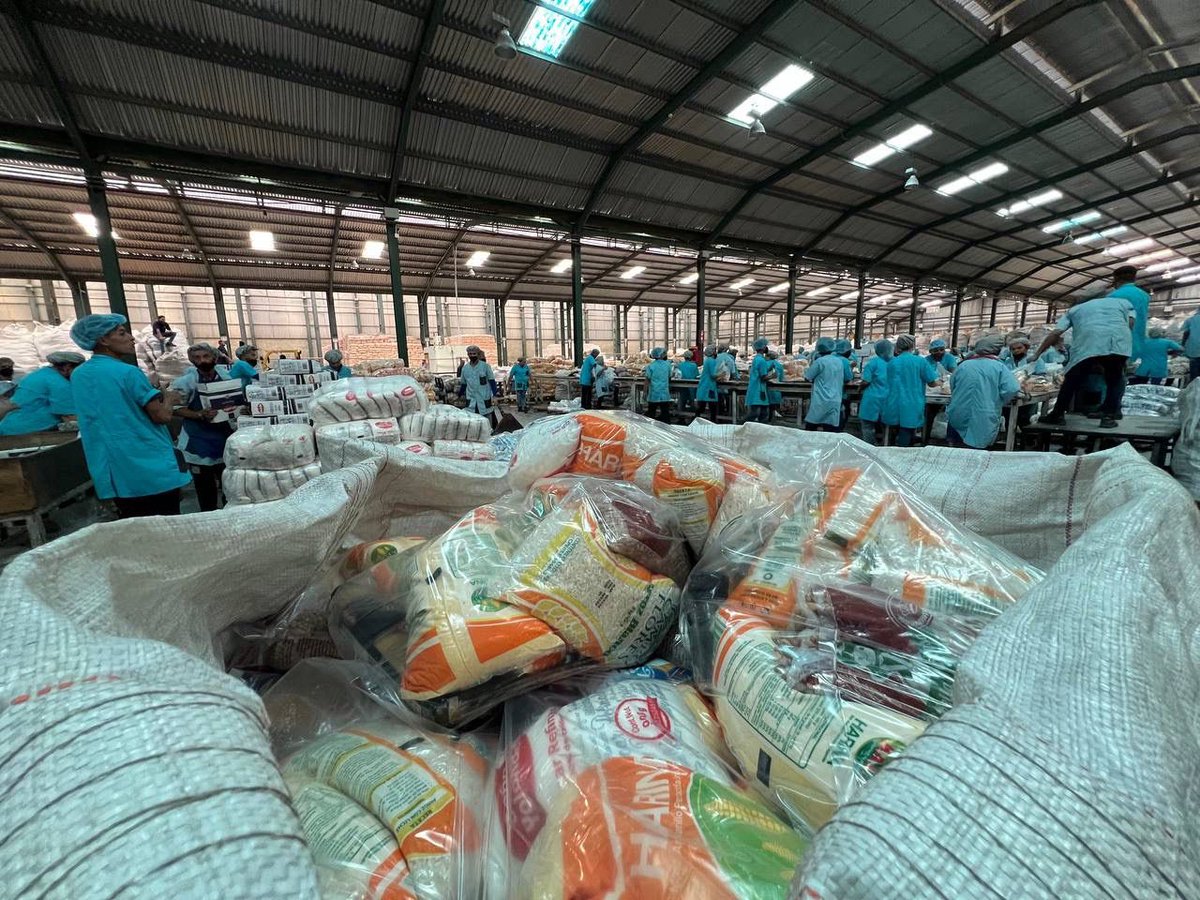 #13Mar A propósito del 8vo Aniversario de los CLAP, nos fuimos a la Comercializadora de Alimentos Lual en el estado Lara, para verificar sus operaciones en la distribución de mercados diariamente para el pueblo. 

Desde acá se producen 180 mil combos diarios y más de 3 millones