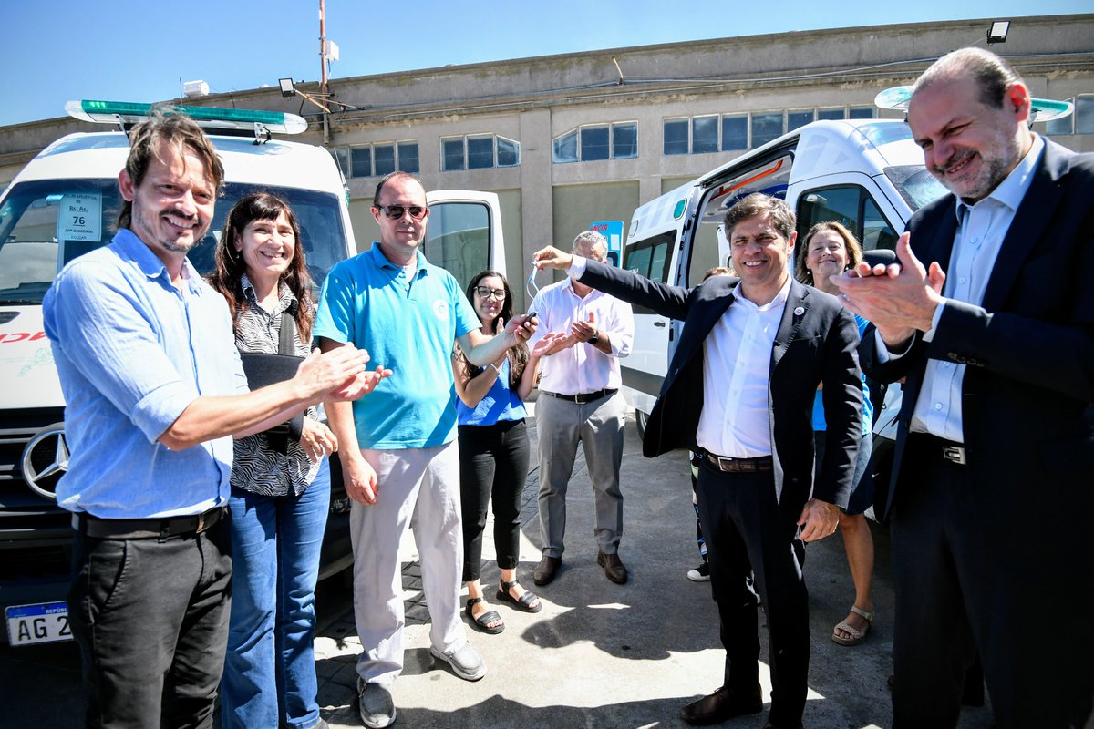Kicillofok's tweet photo. Aunque nos quieran convencer de que el camino es el ajuste, nosotros tenemos claro que para seguir transformando la provincia hace falta más Estado en Bahía Blanca y en cada municipio.

Con ese objetivo entregamos tres ambulancias para reforzar el sistema sanitario local. Ya distribuimos 316 desde el inicio de la gestión de @SaludBAP, una inversión fundamental para que los bonaerenses tengan más y mejor salud pública.