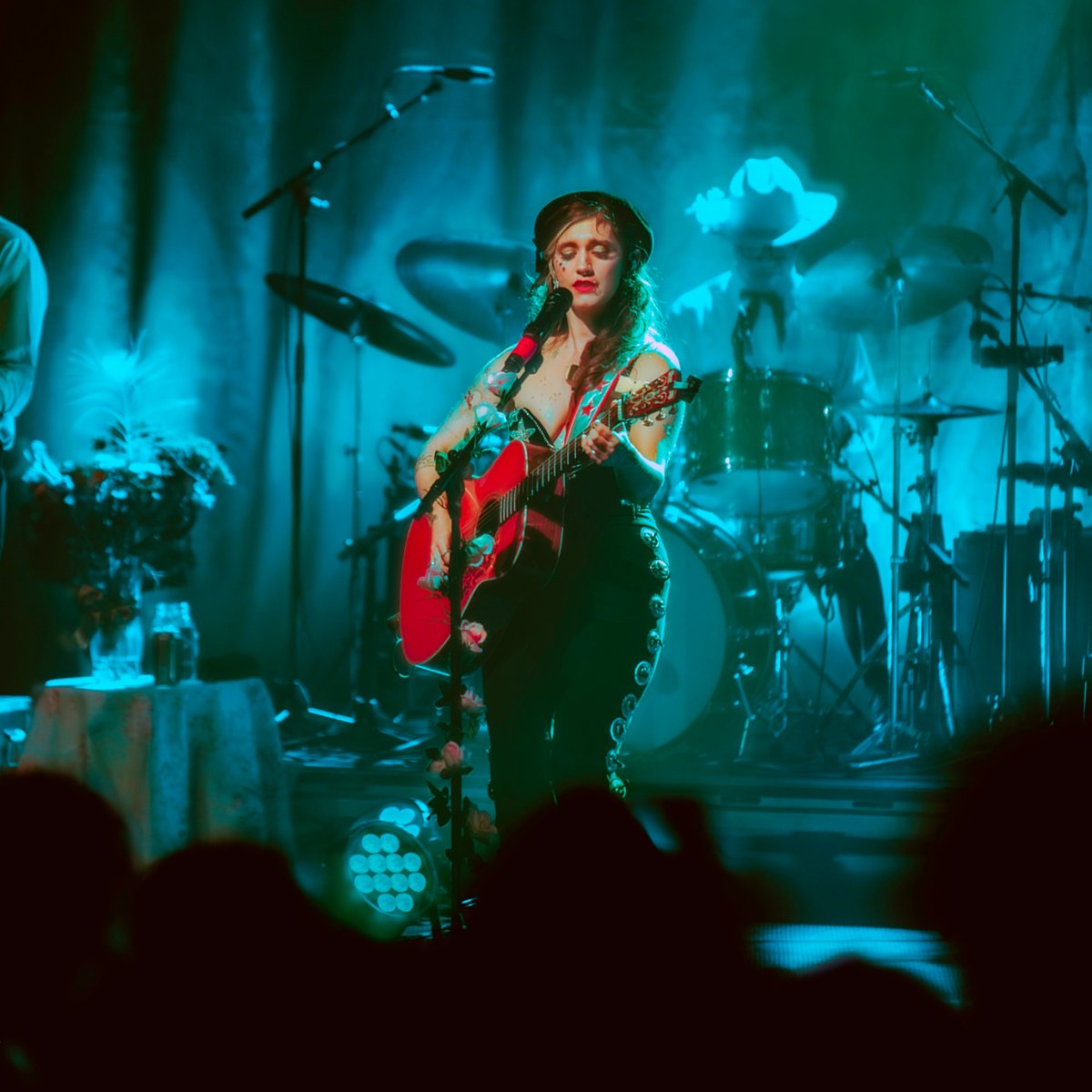 country in the bay makes us feel some typa way... 🧡 what a weekend with the wonderful @SierraFerrell and @WarrenZeiders 📸 Saylor Nedelman & @matts2kool