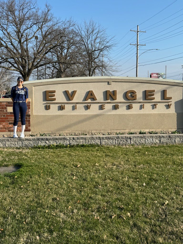 AbbyCampos_2's tweet photo. Thank you @EUSoftball for the opportunity to visit and learn about the program!  @coachjohnnytxo @rose_gloria2 https://t.co/8ZoErLqp8e