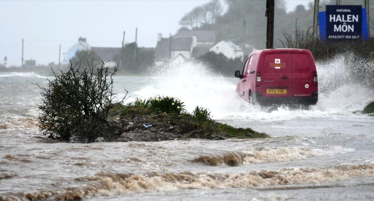 MsProtrekker's tweet image. Flood tide at Rhosyr, Anglesey.