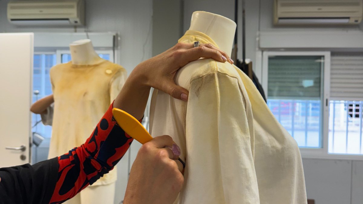 easd_tfe's tweet photo. 📸 Momentos de la masterclass sobre ambientación de prendas en Vestuario de Cine.

🧵 Así se desarrolló el taller de Ambientación textil para vestuario de cine, de la mano de Ariadna de Armas, diseñadora y técnica de vestuario de cine. https://t.co/Ivv8sZQpCK