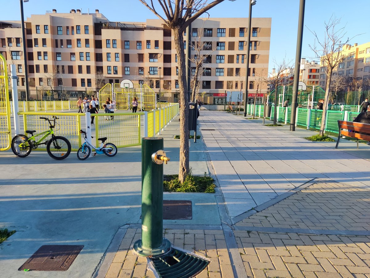 <a href="/aytogetafe/">Ayuntamiento Getafe</a> <a href="/LymaRedsocial/">Lyma Getafe</a> Las fuentes de las pistas de Los Molinos siguen sin funcionar. Con la previsión de subida de temperatura no creen que ya es época de activarlas?
De hecho los inviernos templados que llevamos no deberían impedir su funcionamiento, no?
Gracias.