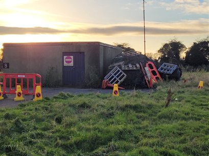 Further preparation for #STDE24 continues with Sqns deployed out to Salisbury Plain to test and adjust before the Ex begins. Here we have @4Sqn_RLC lined up ready to go and Comms Tp trying new methods of camouflage. @UKArmyLogistics