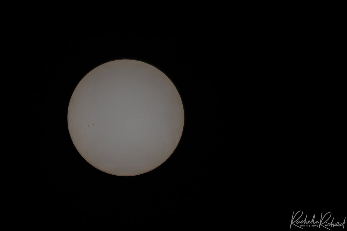 In preparation for the solar eclipse in April, I have been practising with my Solar filter. Check out the details like the sun spots. 3 sunsets and one noon day sun. #shareyourweather #kawarthalakes #sunfilter #solarfilter #sunspots #bbcearth @KMacTWN instagram.com/rachelle_richa…