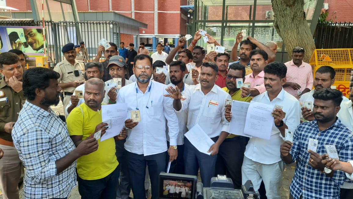Praveen37199940's tweet photo. @RailMinIndia
@ECISVEEP
@narendramodi
@RahulGandhi
@TNelectionsCEO
@mkstalin
On13th of March 2024,CCAA from Southern Zone went to the election office at Delhi to return their voter ID&amp;Aadhaar card
CCAA Of Southern Zone,Job Opportunities Ignored in Railway from1998 under GM Power https://t.co/qRkgmTM6OR