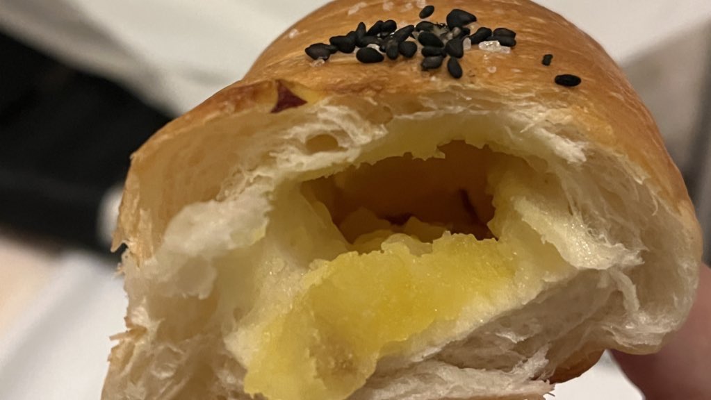 eatzy417's tweet photo. 📌 도쿄 팡 메종(pain maison)

딱 한입 먹자마자 와 역시 원조는 다르구나를 알 수 있는 집. 소금빵 종류는 기본/��구마/명란/앙버터/메론 이렇게 있고, 샌드위치도 파는거 같았음. 앙버터 빼고 다 먹어봤는데 내 원픽은 고구마 소금빵🍠! 근데 사실 다 맛있음.. 이번에 투어갈 때 함 머거바

#류진아 https://t.co/yNTvmuoHg4