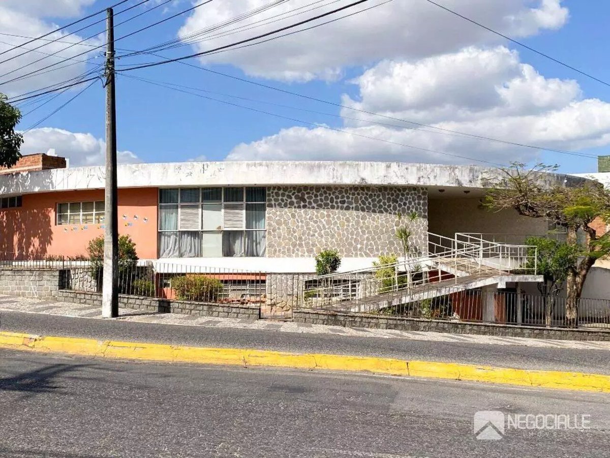 litieries's tweet photo. Realizei um sonho hoje. Vê essa casa por dentro. Sempre que passava por ela ficava tentando imaginar. Hoje vi que ela tá pra alugar e consegui vê as fotos. Não foi pessoalmente,  mas matou um poquin  da curiosidade. https://t.co/piJf79Ae1a