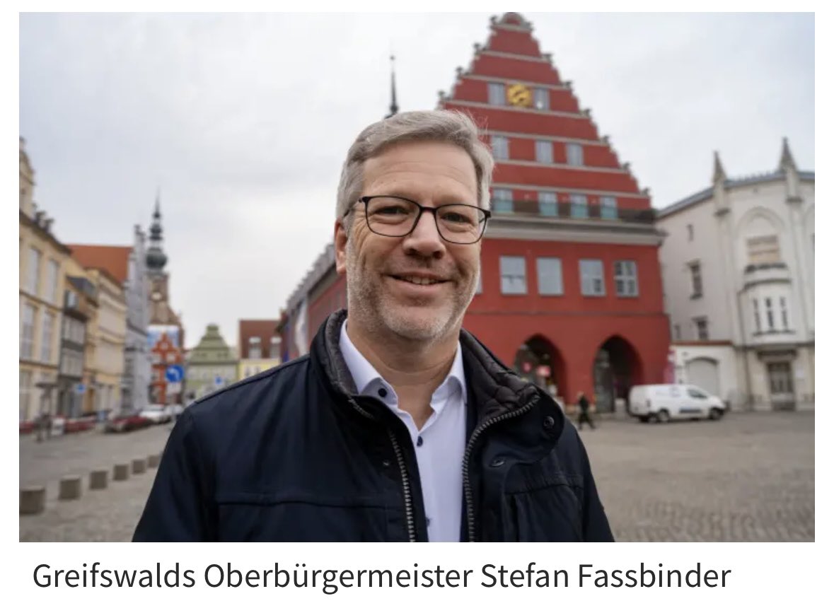 Greifswalds Oberbürgermeister Stefan Fassbinder fordert die Freilassung der #SEAEYE4. Die Stadt #Greifswald gehört zu den Patenstädten unseres Schiffes. Ein Danke geht nach Greifswald!

ℹ️ svz.de/deutschland-we…