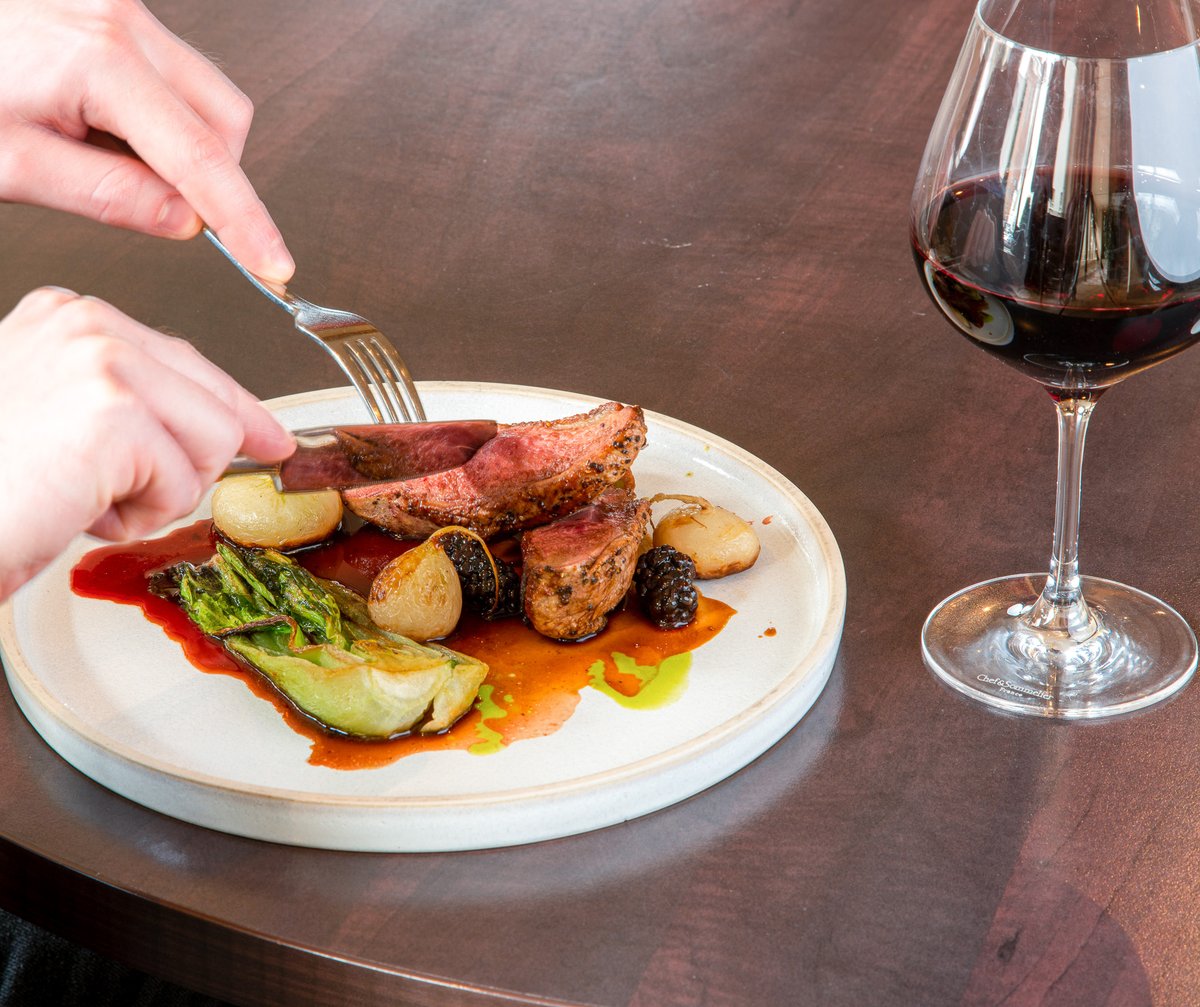 DanubiusLdn's tweet photo. Wine not elevate your dining experience? Explore our curated selection of international wines and indulge in a perfect pairing with every bite. 🍷

For reservations, visit: https://t.co/jedhxgcRWV

#DanubiusLondon #LondonRestaurant #LondonRestaurants #LondonEats #LondonFood https://t.co/h82OYhecL1