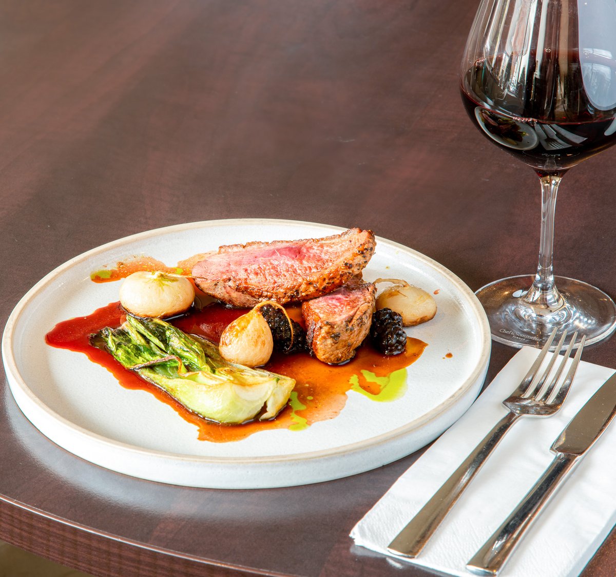 DanubiusLdn's tweet photo. Wine not elevate your dining experience? Explore our curated selection of international wines and indulge in a perfect pairing with every bite. 🍷

For reservations, visit: https://t.co/jedhxgcRWV

#DanubiusLondon #LondonRestaurant #LondonRestaurants #LondonEats #LondonFood https://t.co/h82OYhecL1