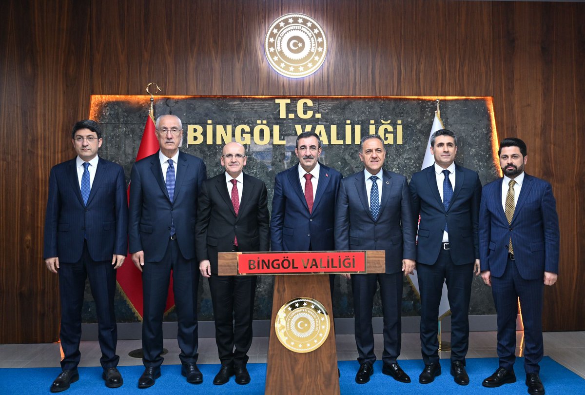 ahusta07's tweet photo. Cumhurbaşkanı Yardımcımız Sayın @_cevdetyilmaz, Hazine ve Maliye Bakanımız Sn.  @memetsimsek beraberinde Milletvekillerimiz @FeyziBerdibek1, @Korkutata_Zeki ile birlikte Bingöl Valiliğimizi  ziyaret ederek Şeref Defterini imzaladılar. Kendilerine Bingöl’ü ve sorunlarını ifade etme imkanı bulduk.  İlinde Valilik yapmaktan şeref  duyduğum Sayın Cumhurbaşkanı Yardımcımız Sn. @_cevdetyilmaz beyefendiye ve Mülkiye'den dönem arkadaşım Hazine ve Maliye Bakanımız Sn. @memetsimsek beye şükranlarımı sunuyorum.