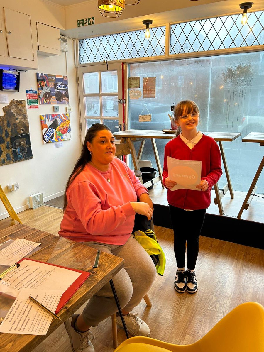 Cafodd aelodau o’r Criw Cymraeg gyfle i sgwrsio gyda dysgwyr Cymraeg y gymuned heddiw yn nghaffi Ar Ben y Byd. 
Members of the Criw Cymraeg had the opportunity to chat to Welsh learners today at Ar Ben y Byd cafe.  Diolch am y croeso cynnes.
@SiarterIaithCCD