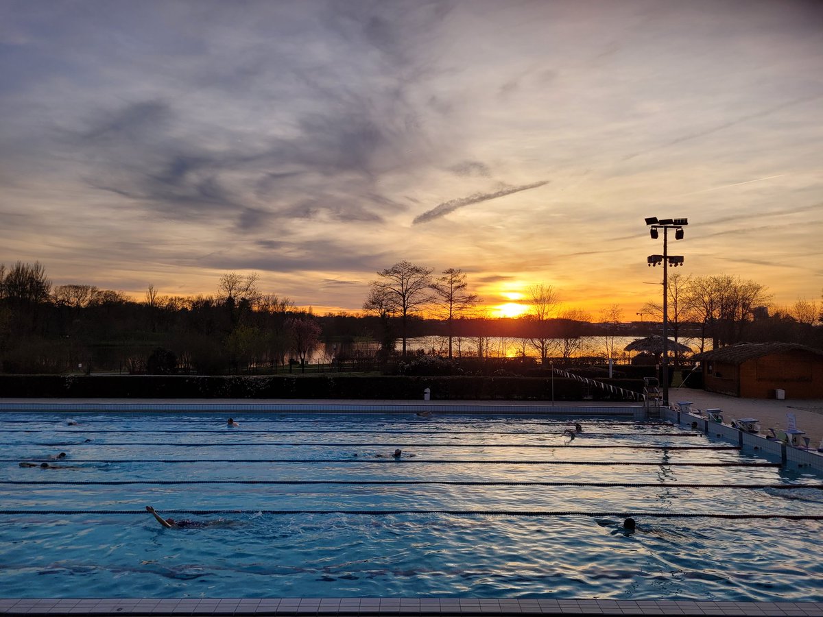 Ma photo du soir, soleil couchant sur la piscine du Centre aquatique du Lac 🌅🏊
#mohamedmoulayphoto #photooftheday #photograghy #Tours #CentreValdeLoire