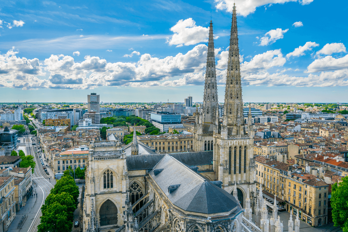 ViajaryMuchoMas's tweet photo. #VYMM. La ‘Pequeña París’, la ‘Bella durmiente’, el ‘Puerto de la luna’… todos esos nombres conducen a un solo destino: #Burdeos, la ciudad más moderna de Europa en el siglo XVIII. Estos son los 9 lugares imprescindibles que ver en Burdeos #Francia  
https://t.co/Be3RiqBW8U https://t.co/hWzPAn9rOv