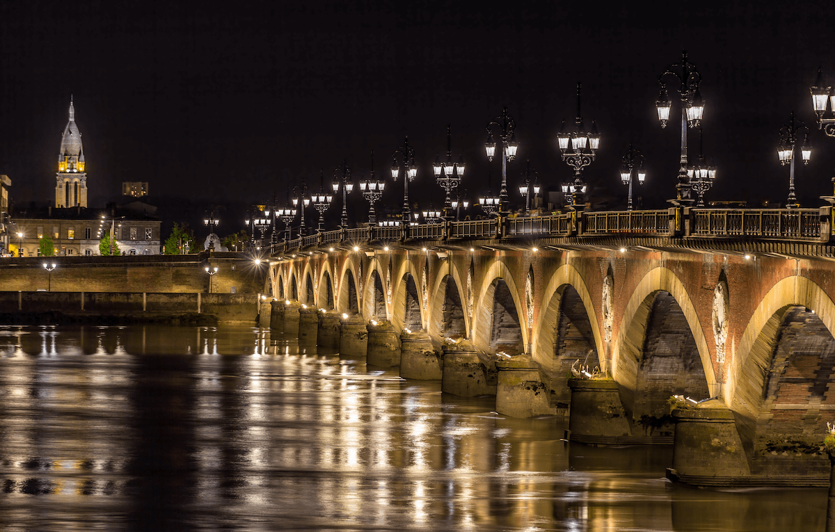 ViajaryMuchoMas's tweet photo. #VYMM. La ‘Pequeña París’, la ‘Bella durmiente’, el ‘Puerto de la luna’… todos esos nombres conducen a un solo destino: #Burdeos, la ciudad más moderna de Europa en el siglo XVIII. Estos son los 9 lugares imprescindibles que ver en Burdeos #Francia  
https://t.co/Be3RiqBW8U https://t.co/hWzPAn9rOv