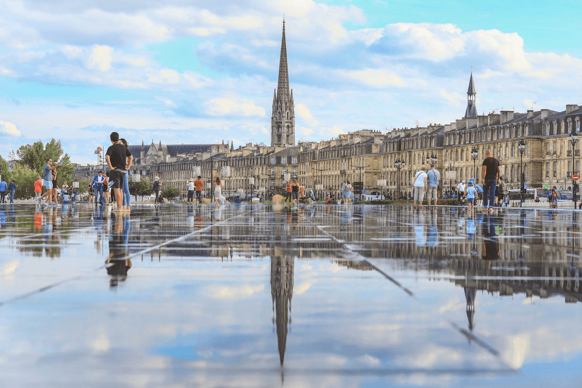 ViajaryMuchoMas's tweet photo. #VYMM. La ‘Pequeña París’, la ‘Bella durmiente’, el ‘Puerto de la luna’… todos esos nombres conducen a un solo destino: #Burdeos, la ciudad más moderna de Europa en el siglo XVIII. Estos son los 9 lugares imprescindibles que ver en Burdeos #Francia  
https://t.co/Be3RiqBW8U https://t.co/hWzPAn9rOv