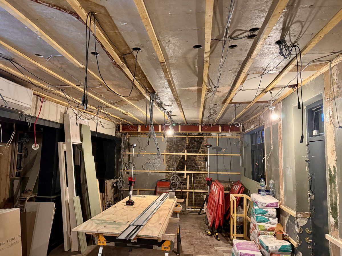 WEEK 3…. 🪿 Scaffold is up, Wiring for the new lights is done ready to start putting the place back together 👷🏾👷‍♀️ #thegoose #bloomstreet #manchester #gayvillagemanchester #lgbt #lgbtq #refurbishment
