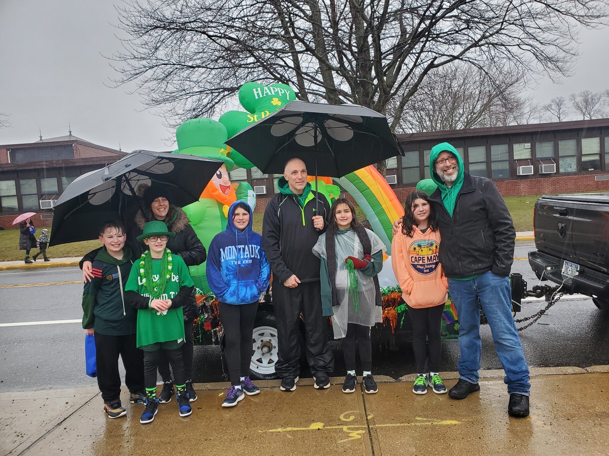 ferrazzik's tweet photo. WTRMS students brave the elements and march in the St. Patrick's Day parade. https://t.co/rXsZeIgkJT