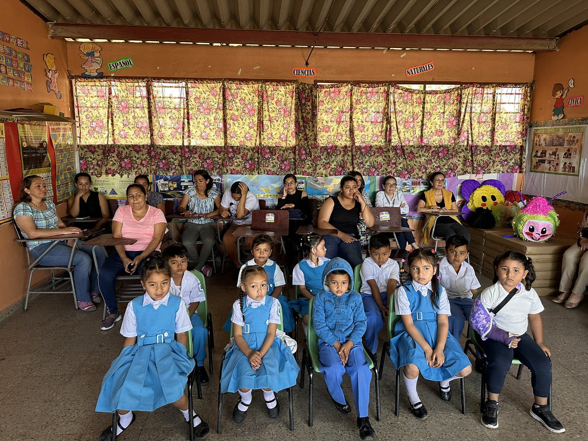 PJdeHonduras's tweet photo. Juez de Paz María Marylin Banegas nombró a Yeni Alicia Duron como nueva Facilitadora Judicial de la aldea Villa Real, ubicada en el departamento de Francisco Morazán. #SNFJ https://t.co/oCjeTtZoHd