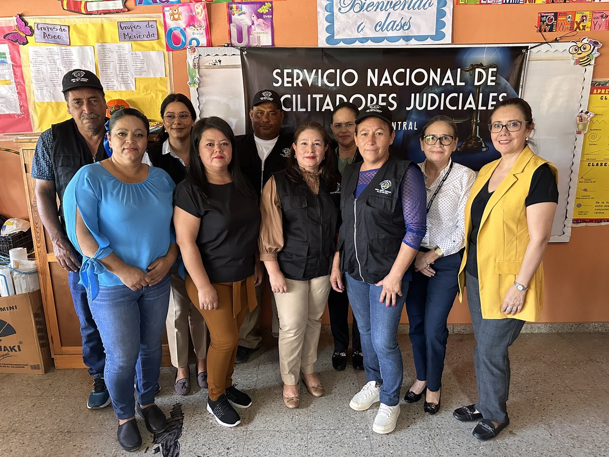 PJdeHonduras's tweet photo. Juez de Paz María Marylin Banegas nombró a Yeni Alicia Duron como nueva Facilitadora Judicial de la aldea Villa Real, ubicada en el departamento de Francisco Morazán. #SNFJ https://t.co/oCjeTtZoHd