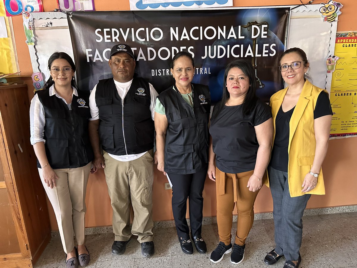 PJdeHonduras's tweet photo. Juez de Paz María Marylin Banegas nombró a Yeni Alicia Duron como nueva Facilitadora Judicial de la aldea Villa Real, ubicada en el departamento de Francisco Morazán. #SNFJ https://t.co/oCjeTtZoHd