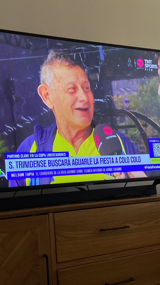Eu_Felo's tweet photo. @TNTSportsCL #PelotaParadaxTNTSports llevan mas de 10 min entrevistando al viejito ahora falta el chofer la mucama y al guardia del hotel y el movil desde el WC de vidal 🤦🏻hay mas temas, equipos y deportes… lejos mejor  @ESPNChile https://t.co/jYg194EjB6